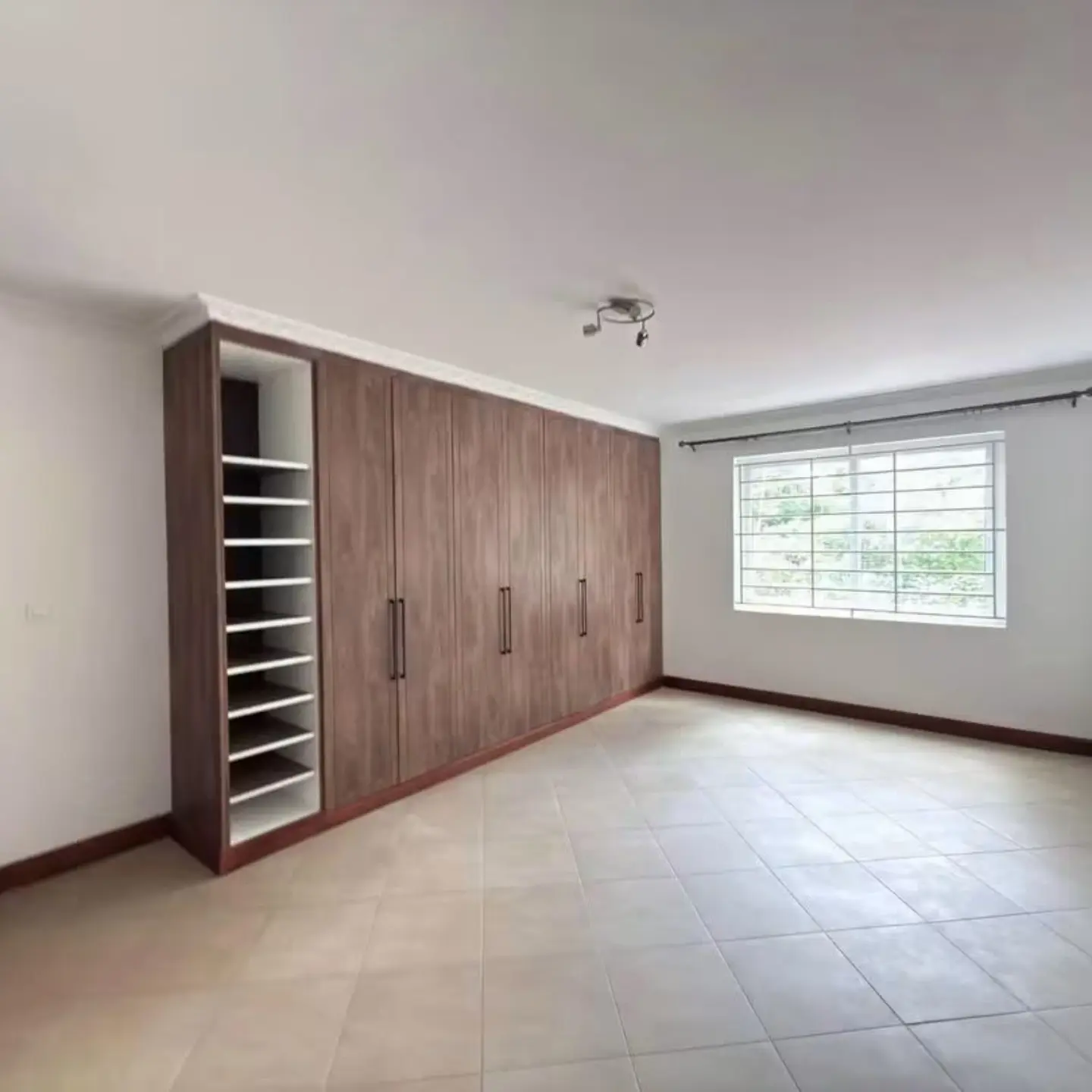 Luxury 5-Bedroom House For Rent – Rosslyn thumbnail 9