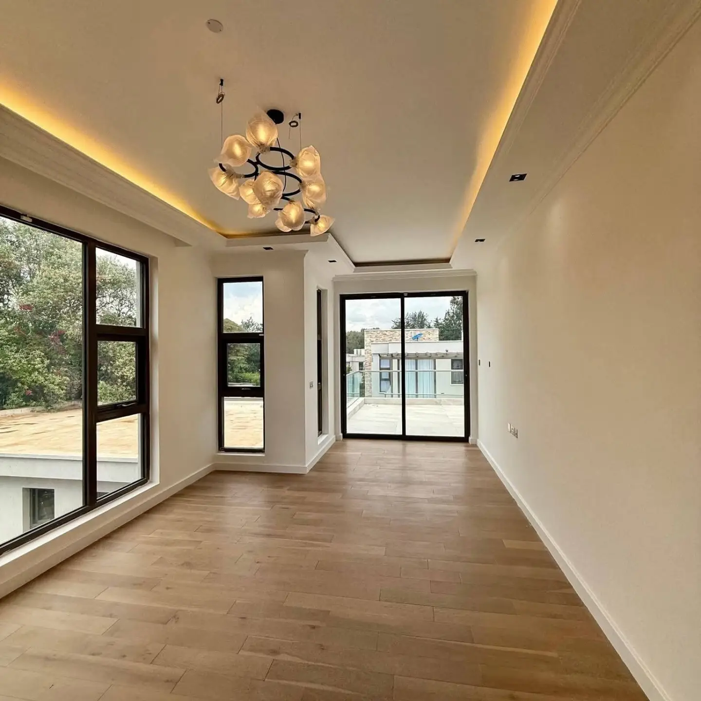 5 Bedroom All-Ensuite Luxury Residence thumbnail 10