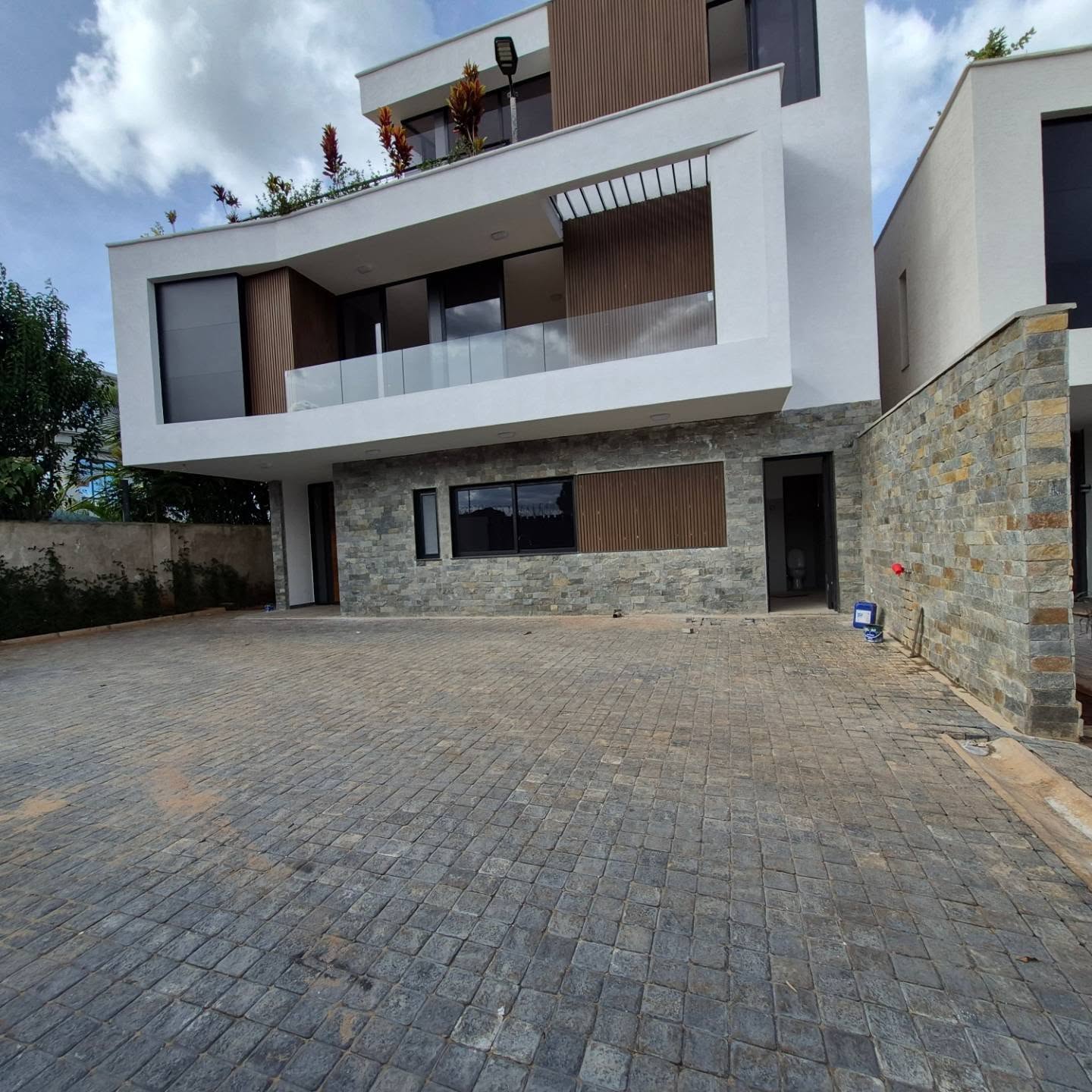 Modern 4-Bedroom Villa + DSQ for Sale | Runda — Runda, Nairobi