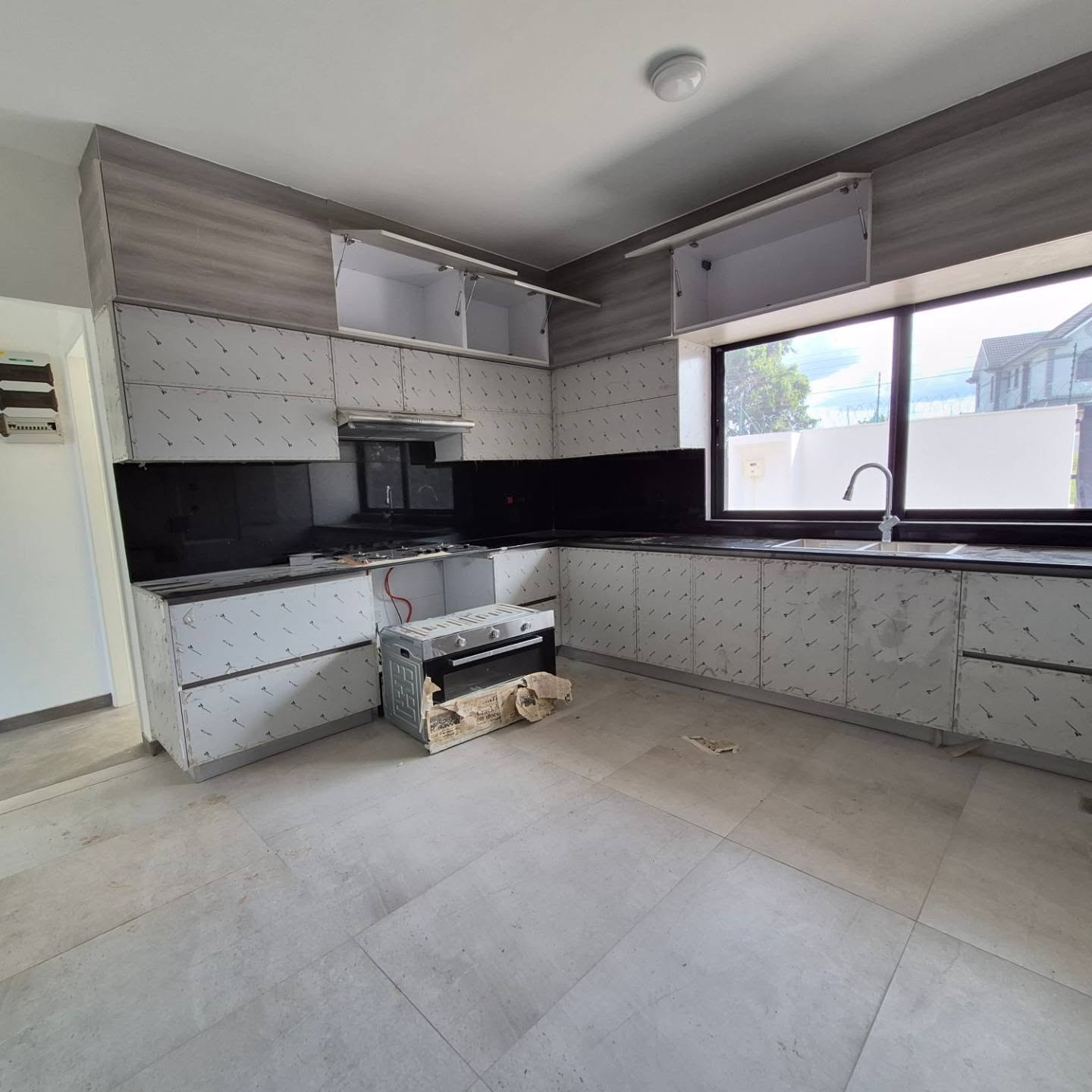 Modern 4-Bedroom Villa + DSQ for Sale | Runda thumbnail 3
