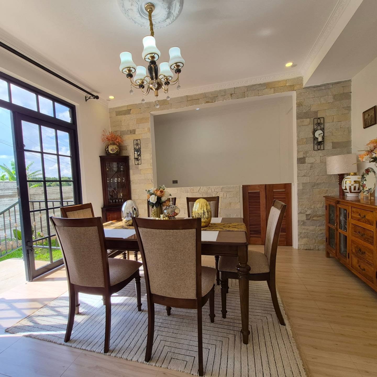 Executive 4-Bedroom All-En-Suite Home for Sale thumbnail 3