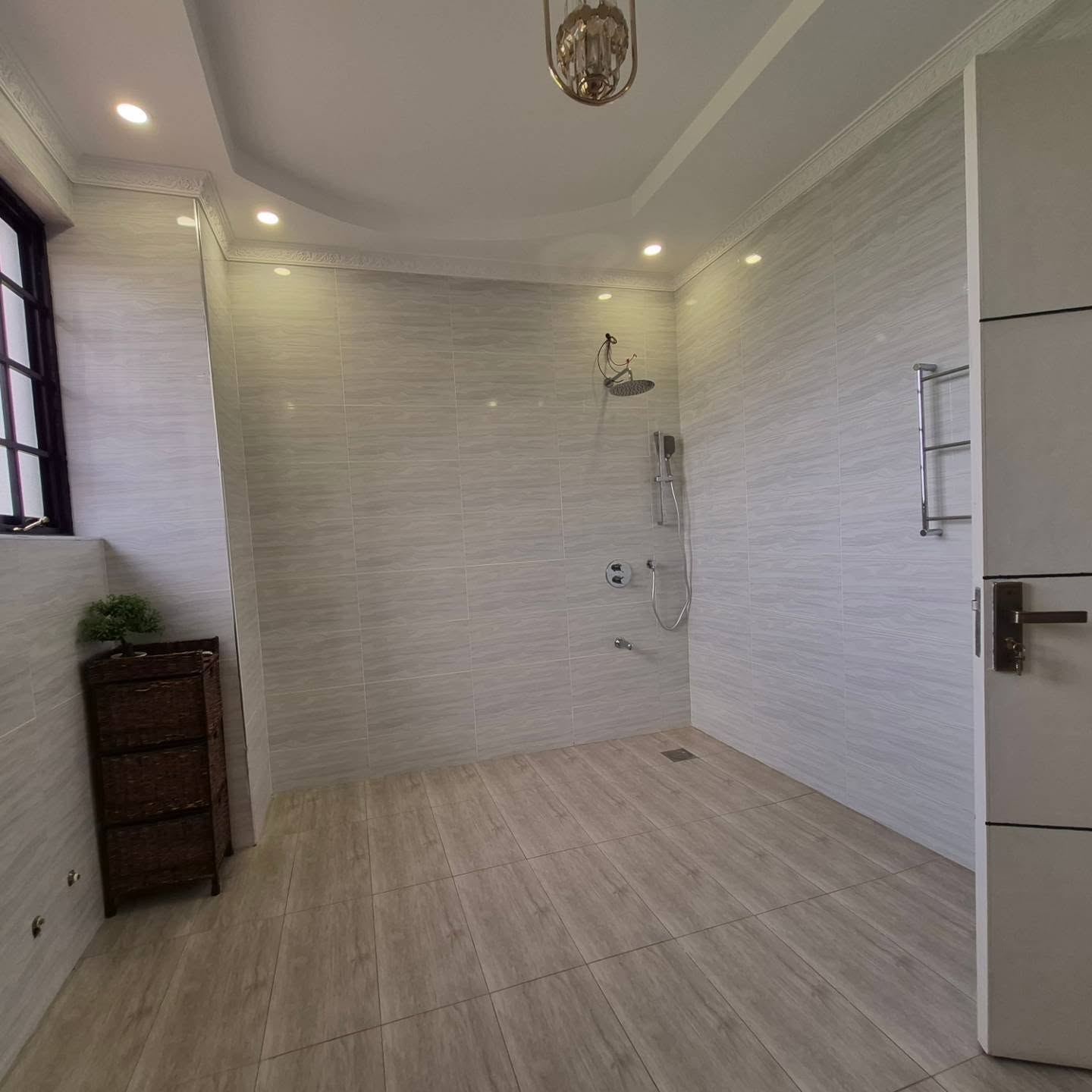 Executive 4-Bedroom All-En-Suite Home for Sale thumbnail 4