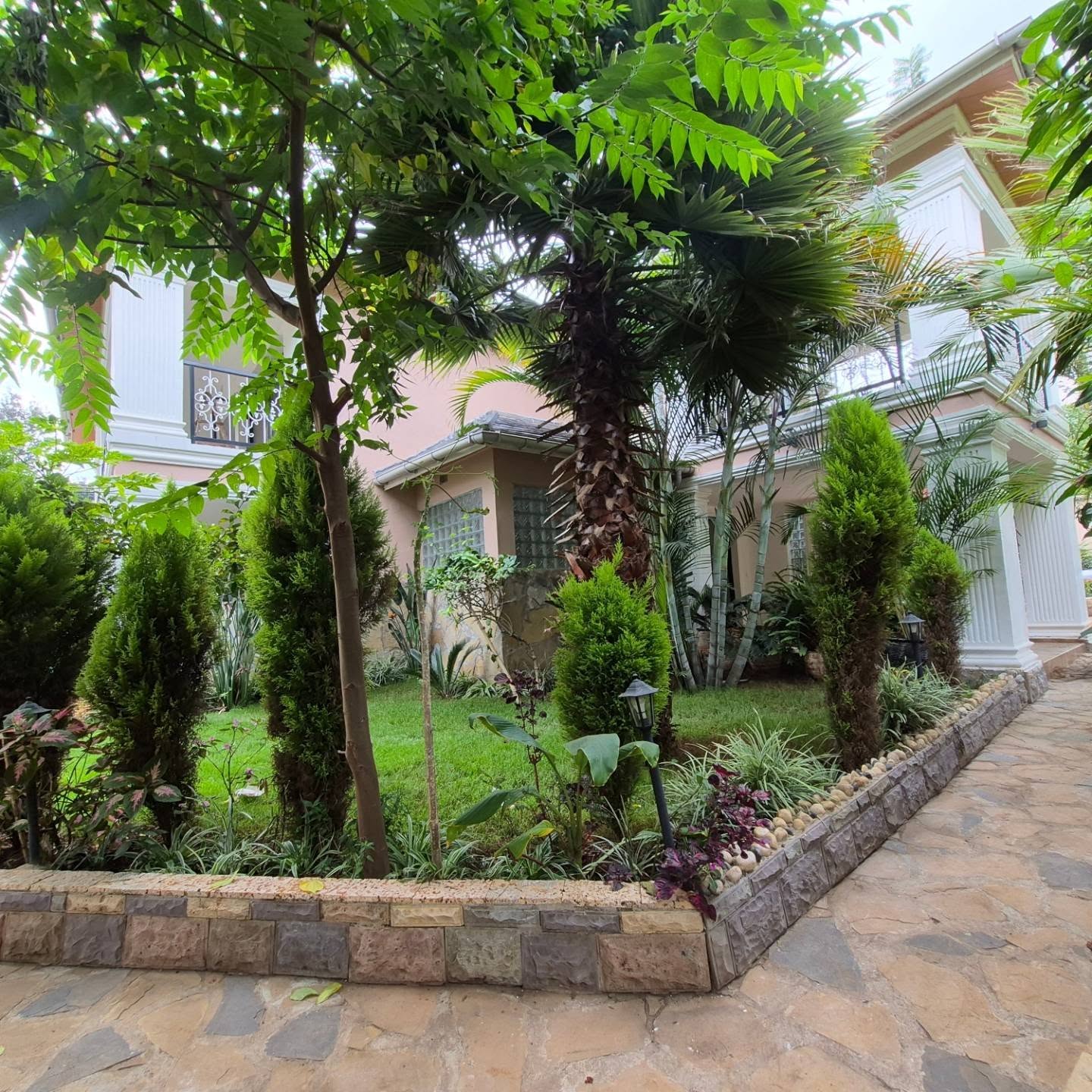Beautiful 5 bedrooms Ambassadorial House to let in Runda|Nairobi thumbnail 6