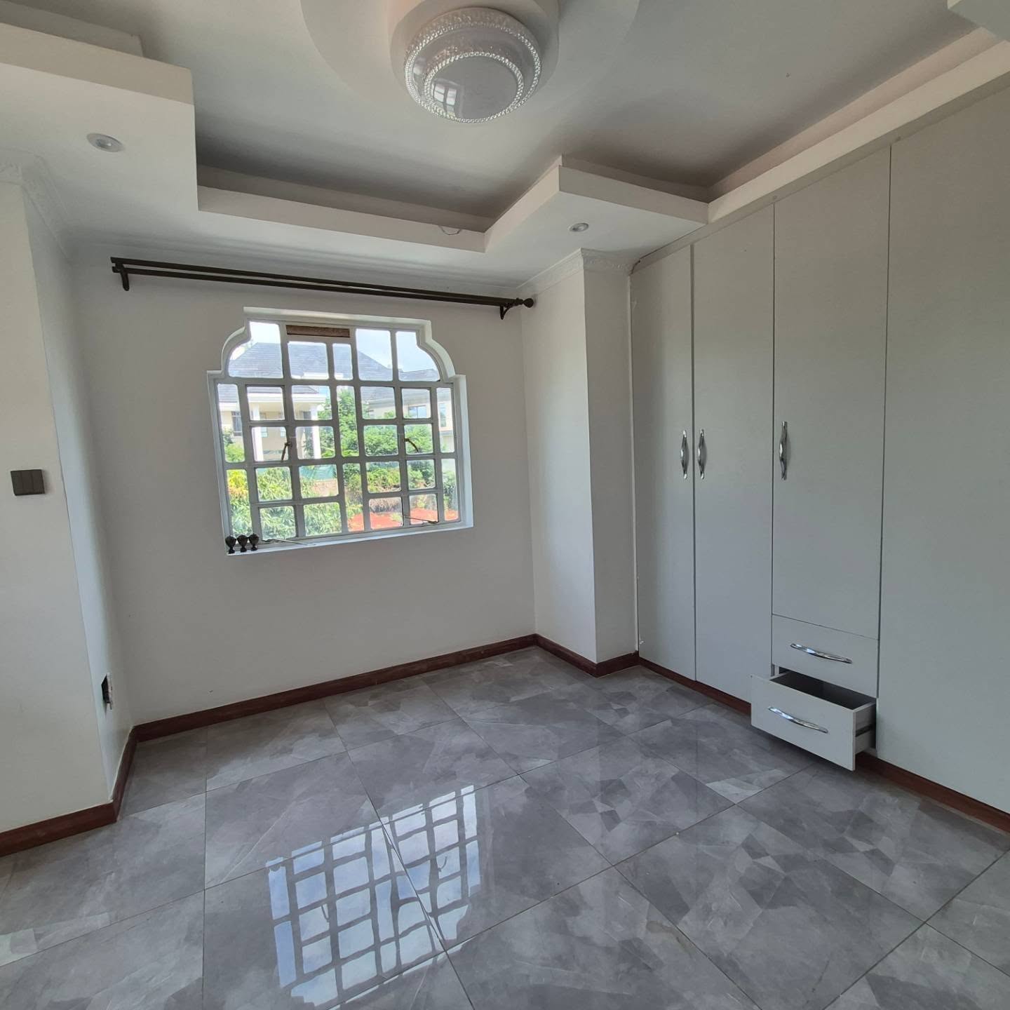 5-Bedroom + DSQ For Rent Runda thumbnail 11