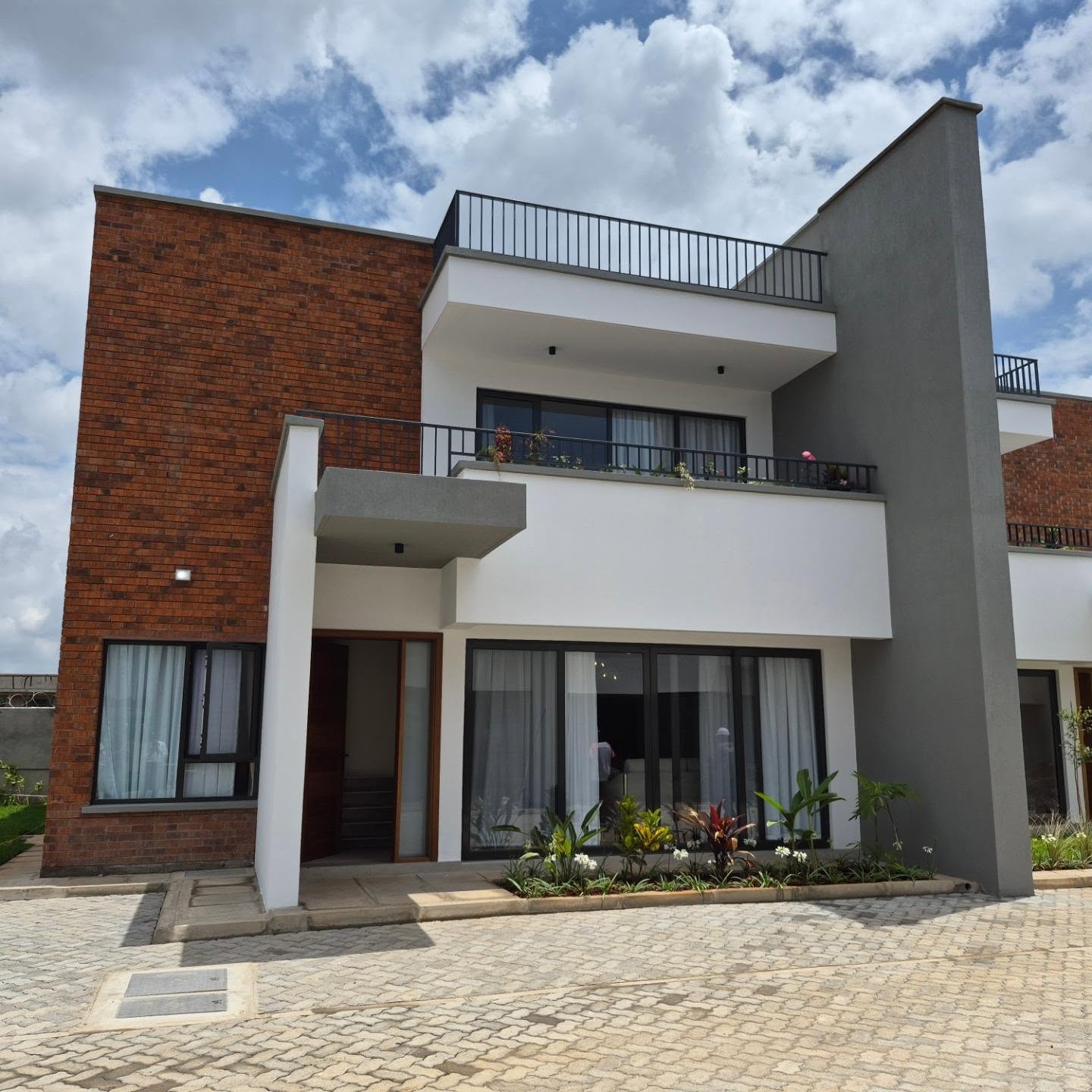 LUXURY 4-BEDROOM ALL-ENSUITE HOMES FOR SALE thumbnail 2