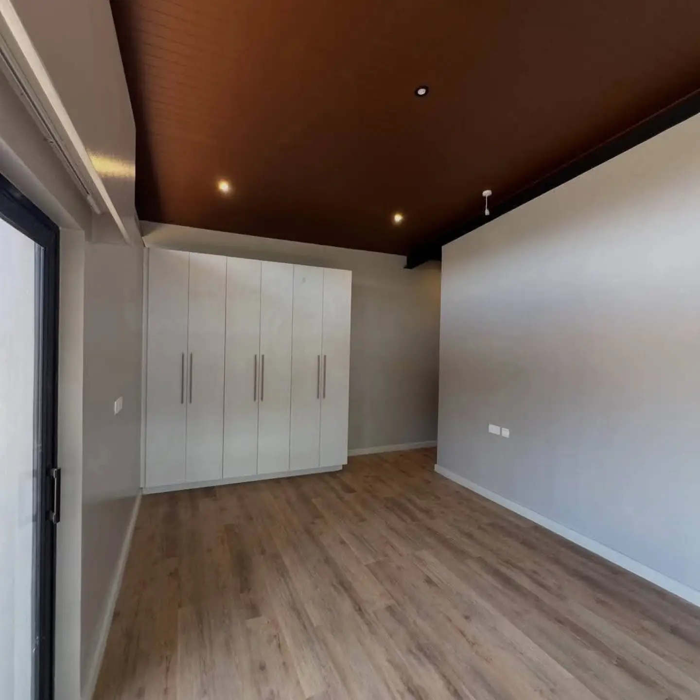 Premium 4-Bedroom Townhouse For Sale thumbnail 6