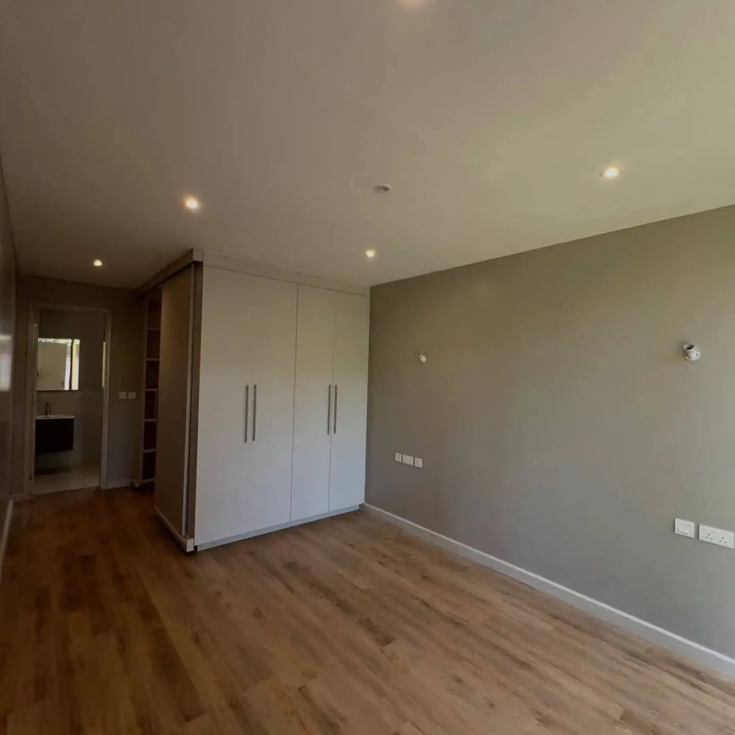 Premium 4-Bedroom Townhouse For Sale thumbnail 7