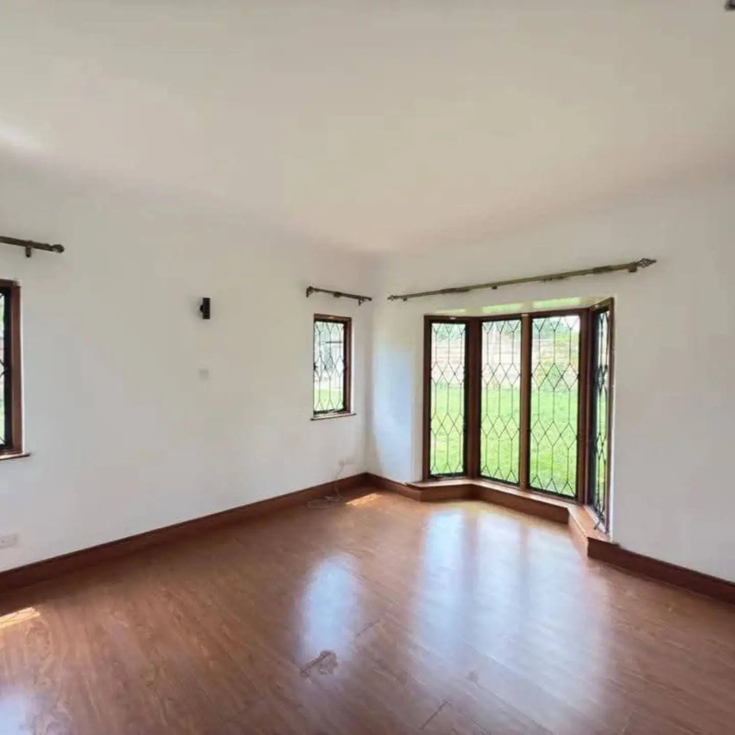 Elegant 5-Bedroom House on Half Acre . thumbnail 6