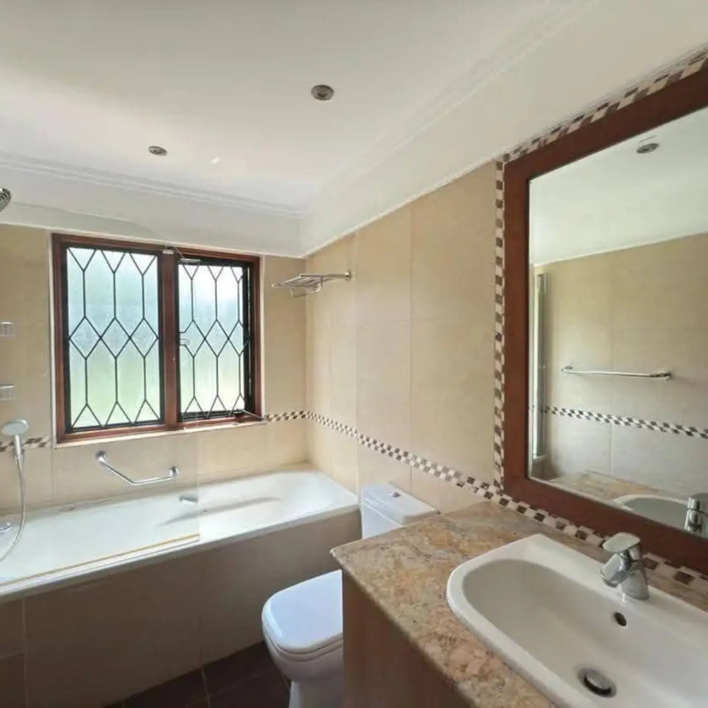 Elegant 5-Bedroom House on Half Acre . thumbnail 10