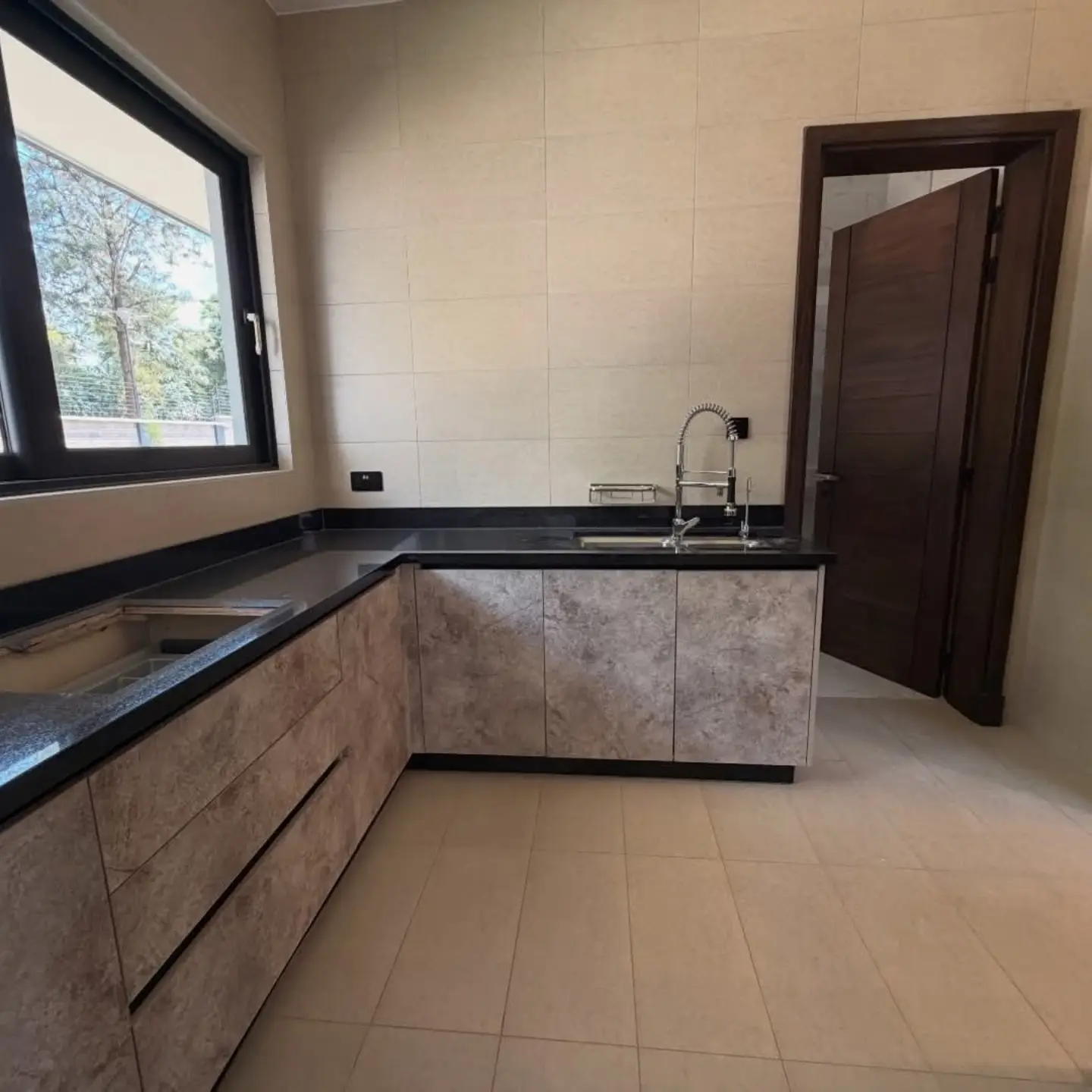 NEW LUXURY VILLA TO LET — NYARI ESTATE,NAIROBI thumbnail 18