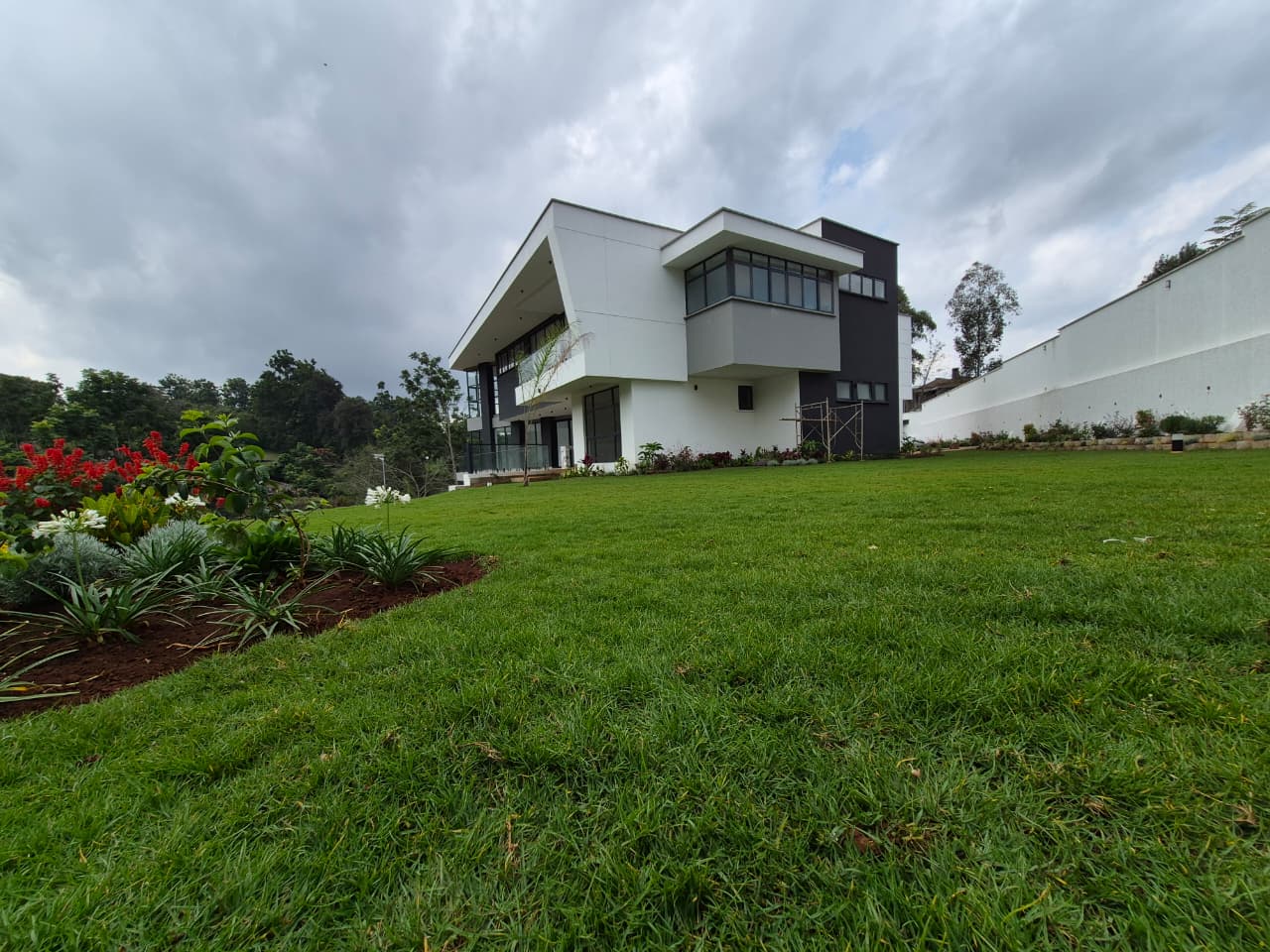 Exclusive 5-Bedroom Residence for Sale in Nyari Estate. thumbnail 2