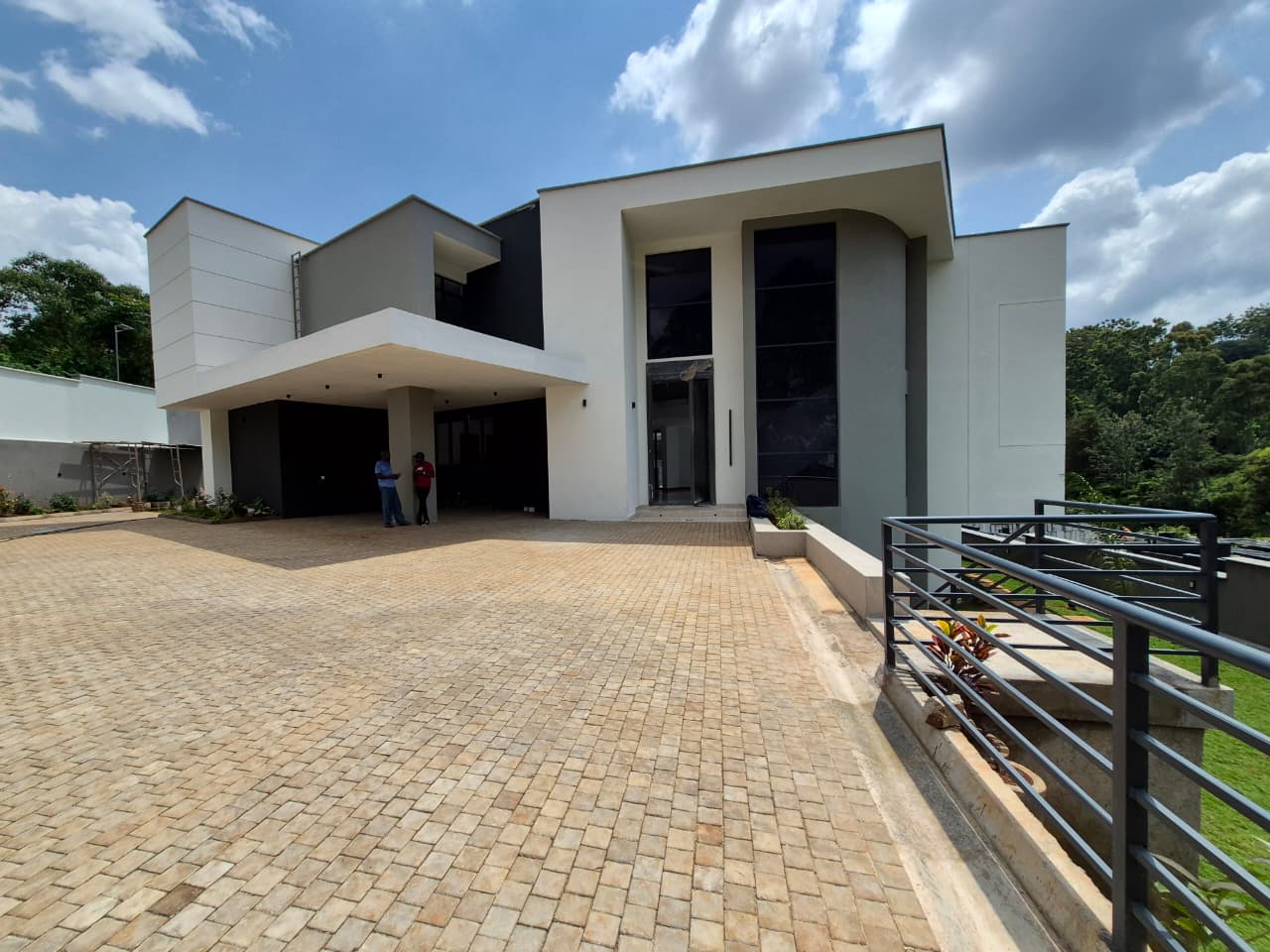 Exclusive 5-Bedroom Residence for Sale in Nyari Estate. thumbnail 4