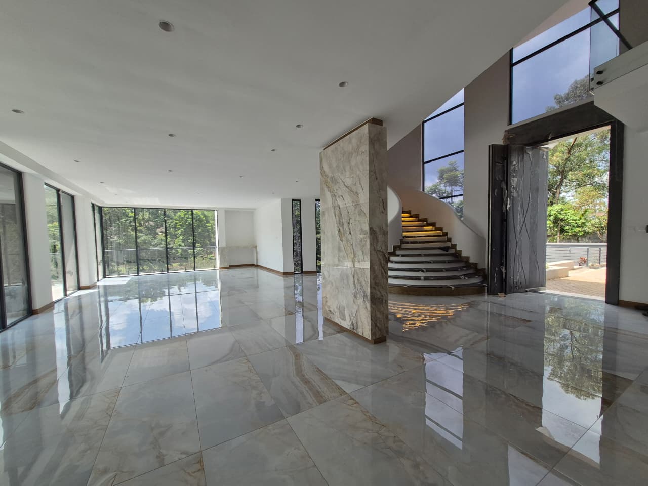 Exclusive 5-Bedroom Residence for Sale in Nyari Estate. thumbnail 5