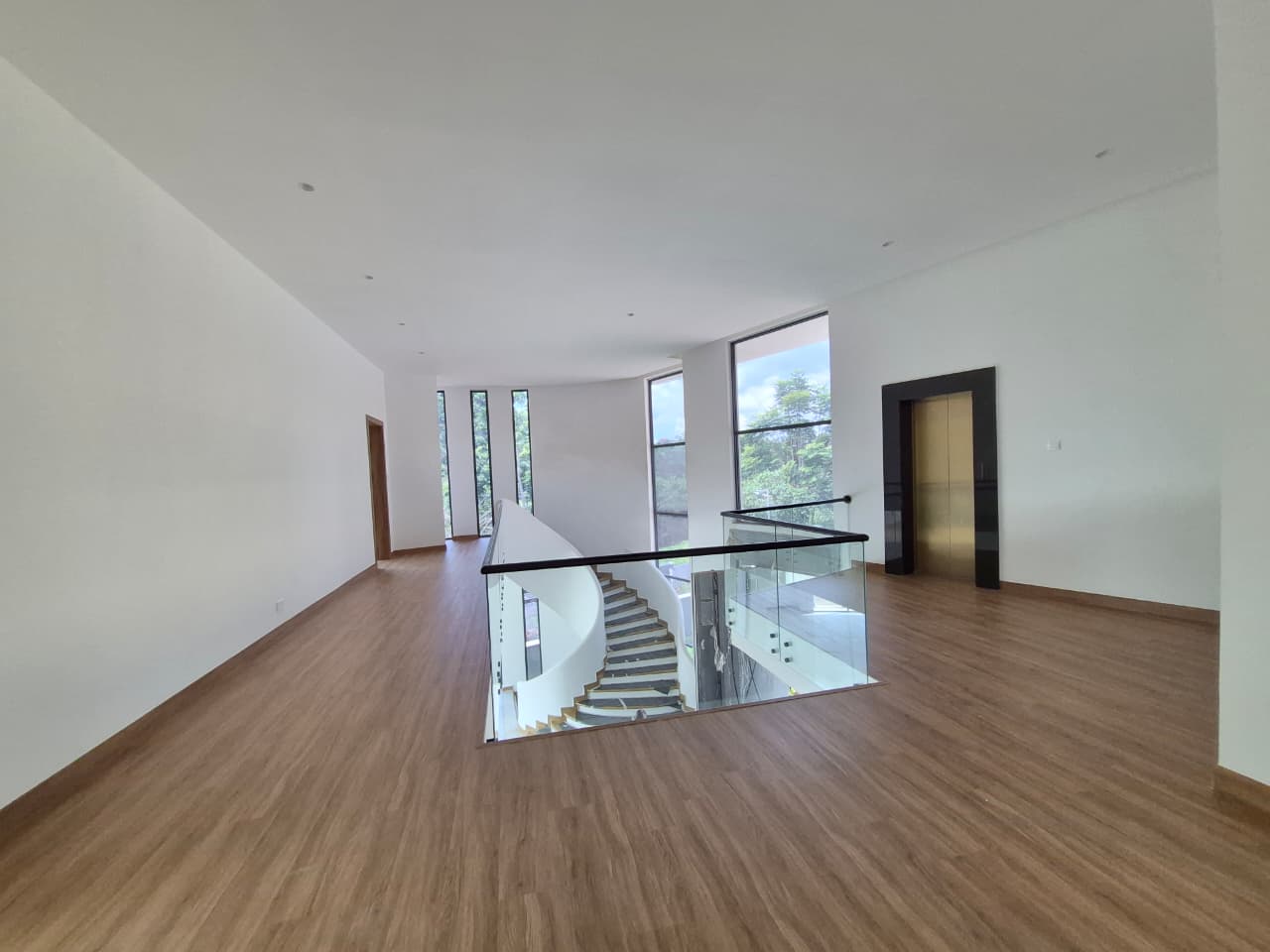 Exclusive 5-Bedroom Residence for Sale in Nyari Estate. thumbnail 9