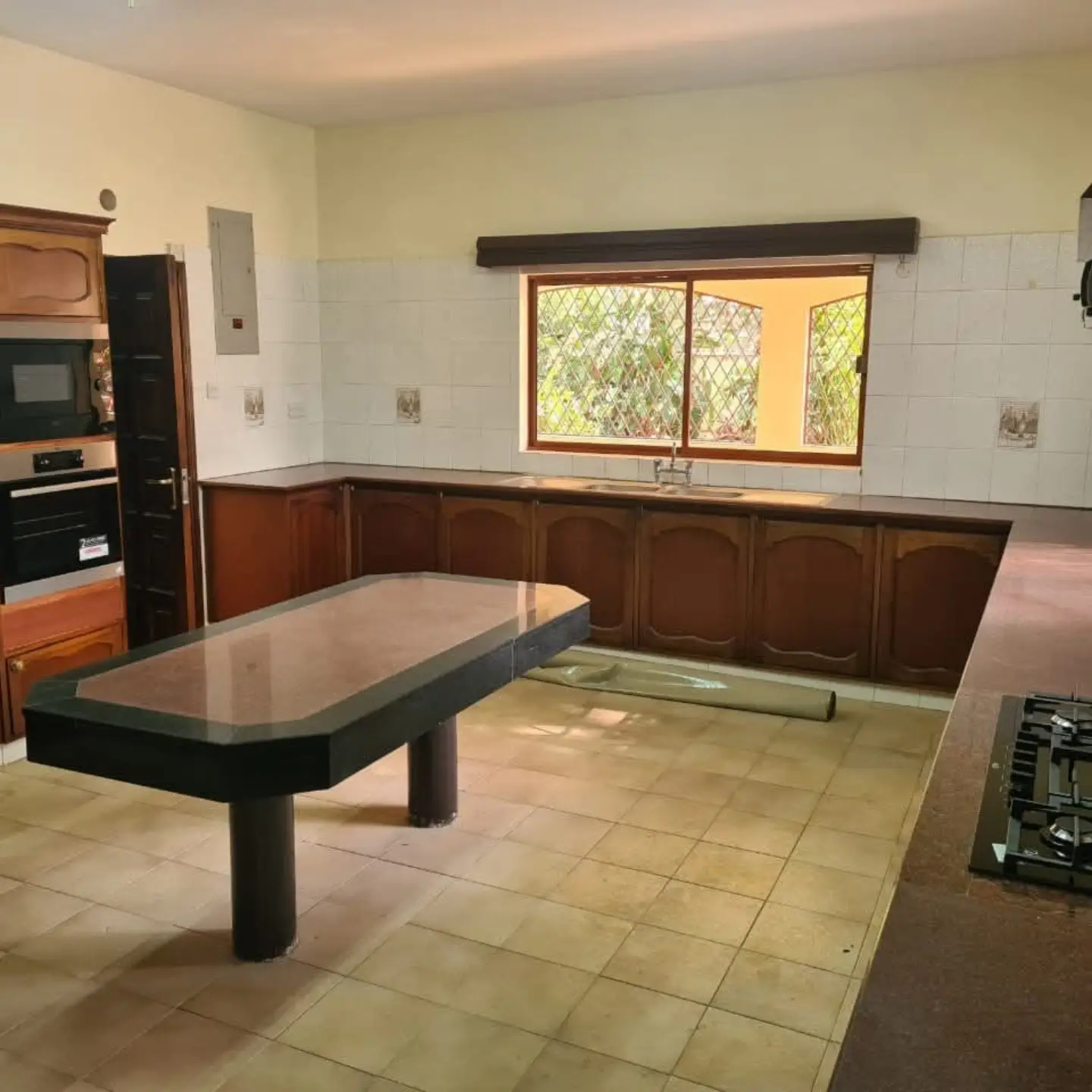 Luxury 5 Bedroom House for Rent in Nairobi thumbnail 4