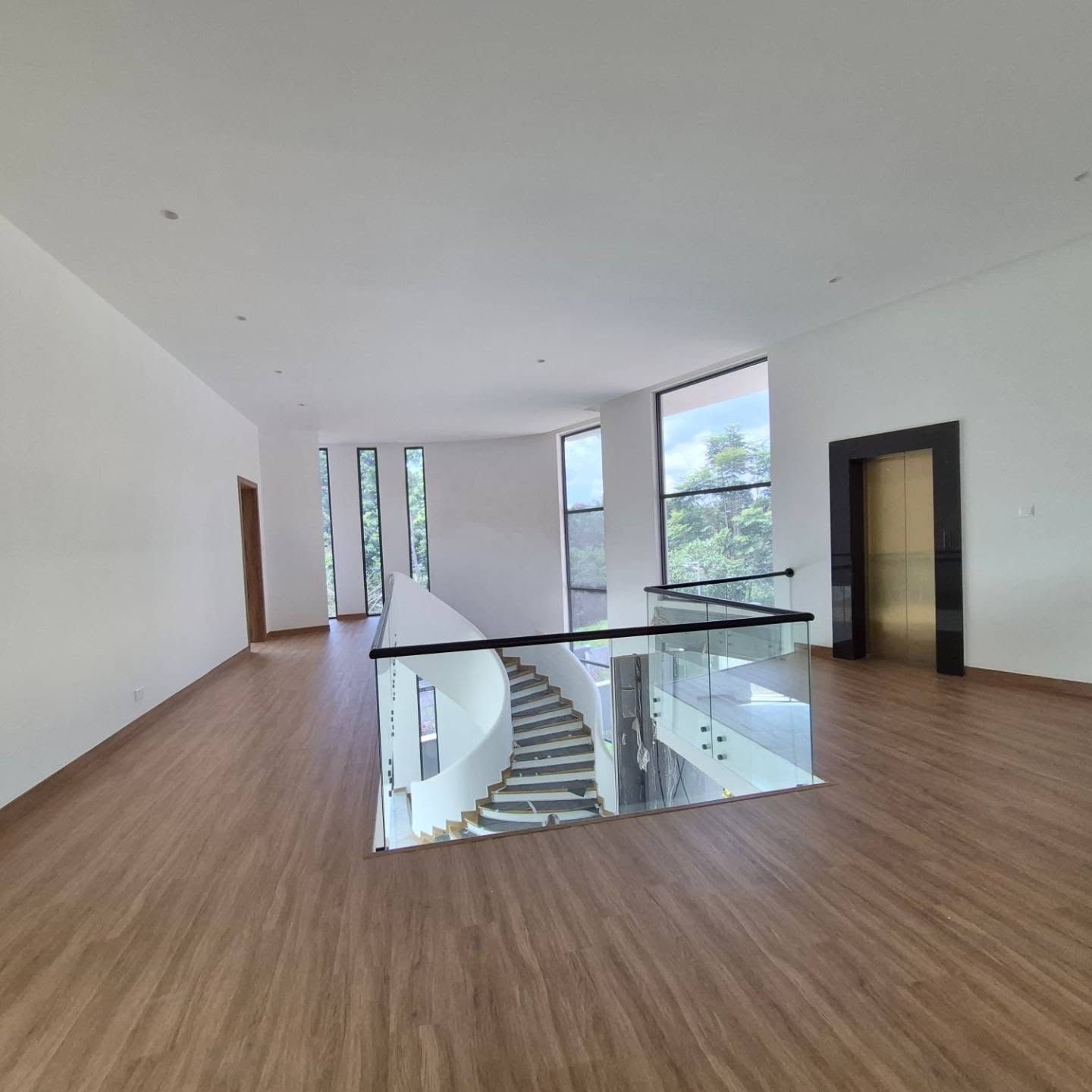 Modern 5 Bedroom Home for Sale in Nairobi thumbnail 6