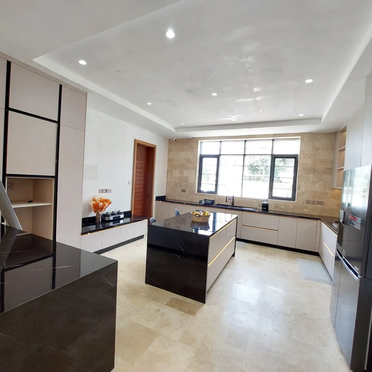 Modern 6 Bedroom Home For Sale In Nairobi thumbnail 9