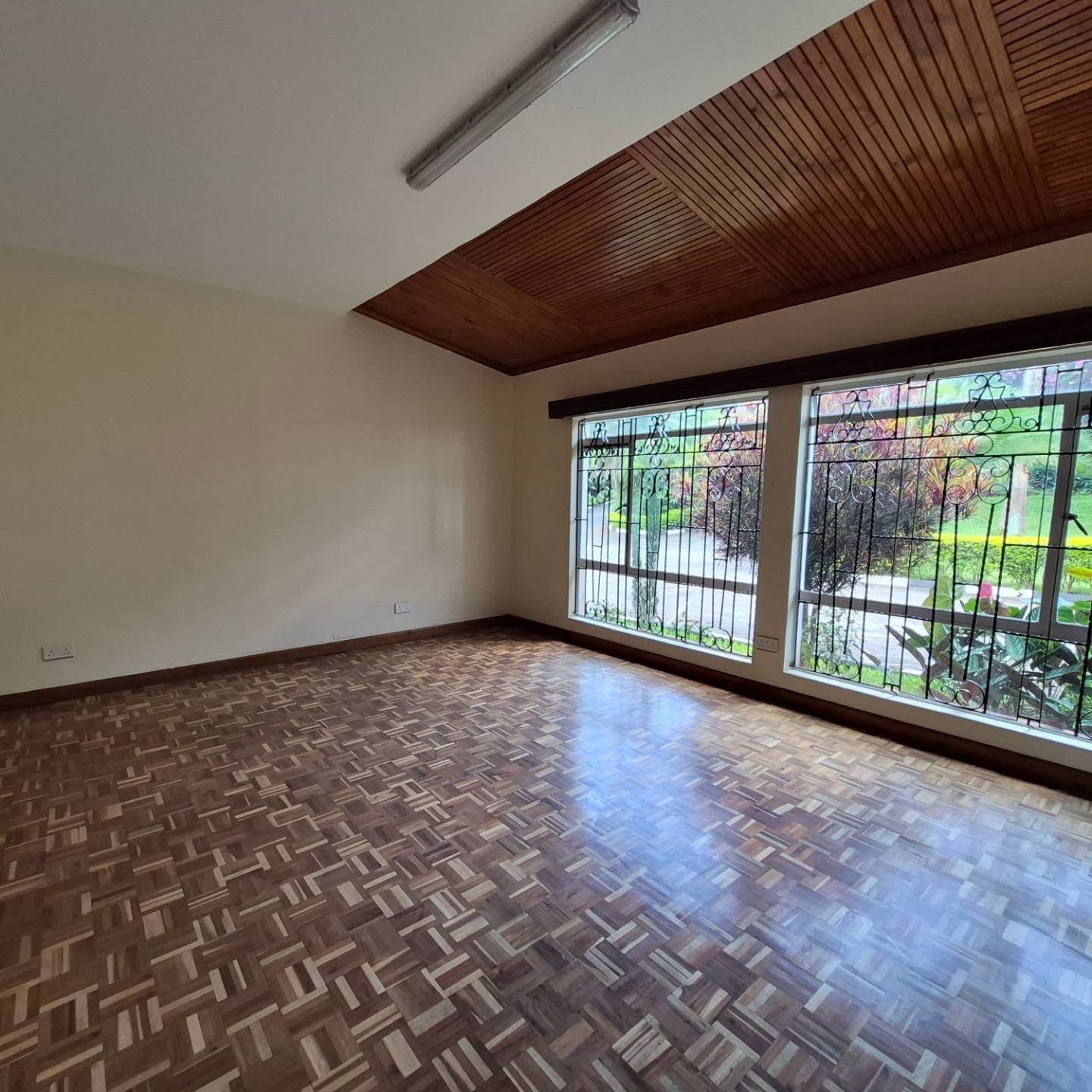 Spacious 5 Bedroom House For Rent In Gigiri thumbnail 4