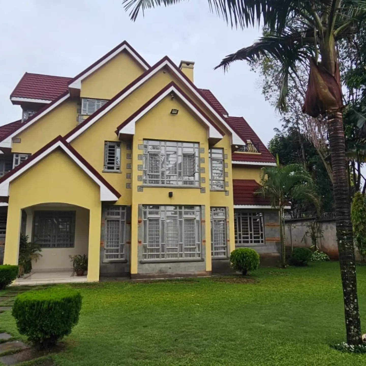 Single-storey family bungalow with a front lawn in Kiambu