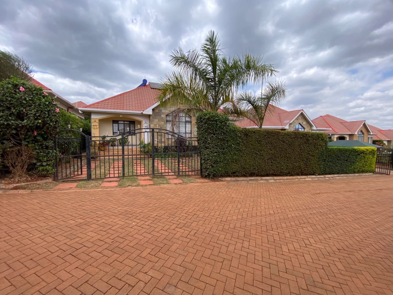 Spacious 3 Bedroom House For Sale thumbnail 2