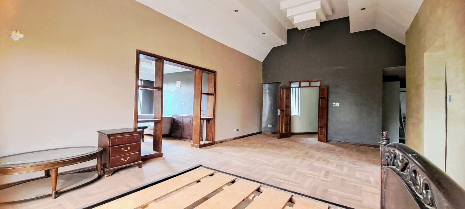 Spacious 6 Bedroom Home With DSQs & Swimming Pool For Sale thumbnail 12